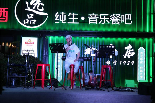  將復(fù)古女郎“請”到啤酒節(jié)，用年輕人的語言講述百年青啤的“新故事”