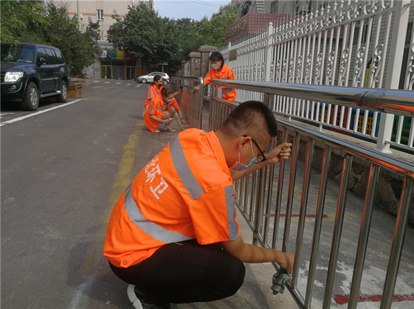 青島市北區(qū)城管局環(huán)衛(wèi)二公司開展“潔凈家園，守護(hù)幼苗”主題黨日活動