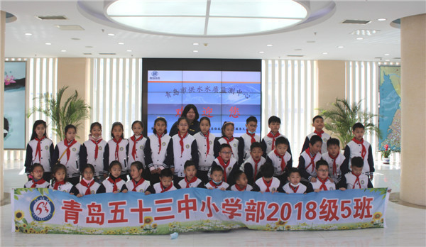 60余名家長(zhǎng)和師生走進(jìn)青島水質(zhì)監(jiān)測(cè)中心探索自來(lái)水奧秘