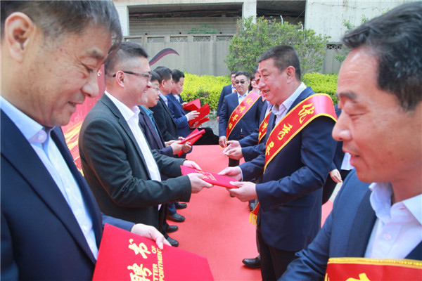 青島水務(wù)海潤自來水集團舉辦員工實作室、青年技術(shù)人才培訓基地啟動暨導師帶徒簽約儀式