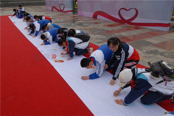 青島即墨：童心向黨   共繪百米長卷   迎接助殘日