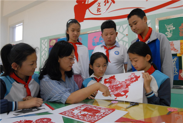 山東即墨：童心向黨 巧手剪紙迎“六一”