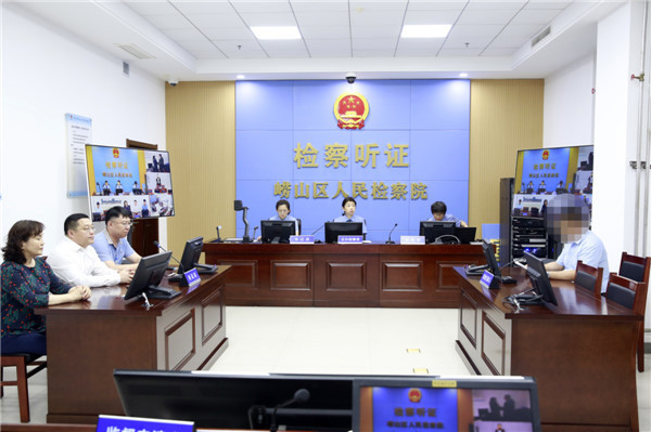 嶗山區(qū)檢察院檢察長(zhǎng)臧雪梅主持公開(kāi)聽(tīng)證