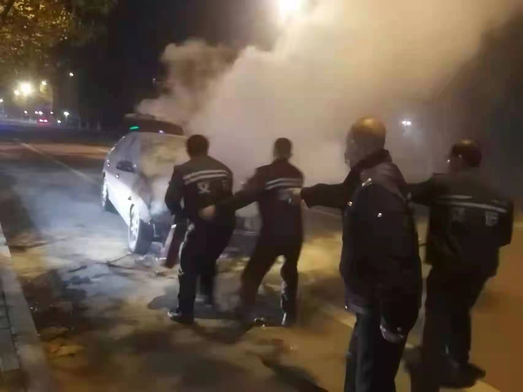 路遇轎車自燃險情，交運好人接力救火感人