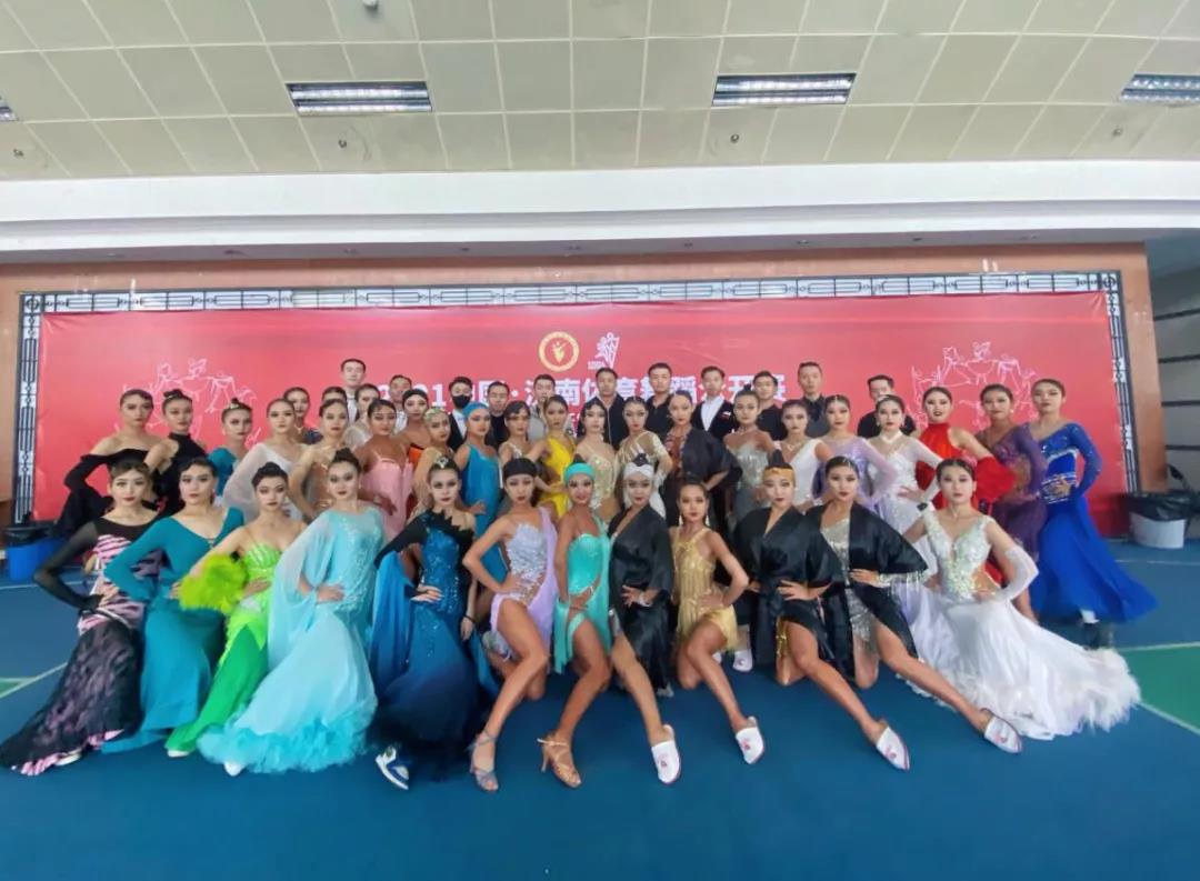 恒星學(xué)子喜獲33獎(jiǎng)！山東省第28屆體育舞蹈錦標(biāo)賽中同時(shí)還嶄獲突出貢獻(xiàn)獎(jiǎng)