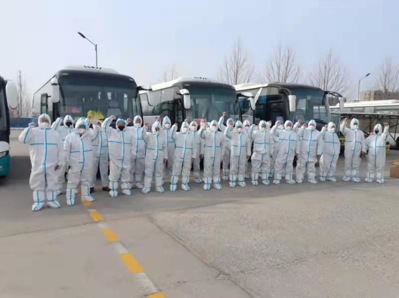 疫情解封 “回家行動(dòng)”：交運(yùn)萊西事業(yè)部30部客車(chē)再成風(fēng)景