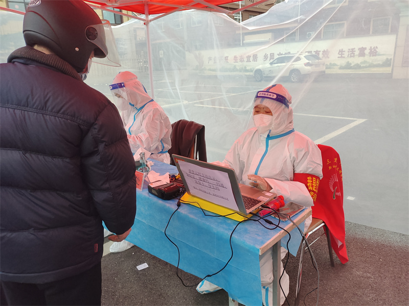 一片“誠(chéng)”心在戰(zhàn)“疫” 膠州市三里河街道南辛置網(wǎng)格員宋成誠(chéng)舞動(dòng)“巾幗紅”