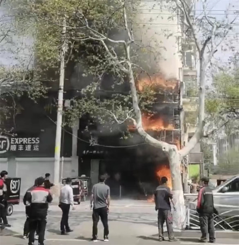 大白天膠州一門頭招牌起火自燃 差點(diǎn)火燒連營