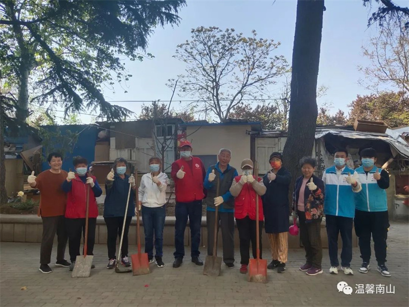 「民意大摸排」李滄區(qū)南山社區(qū)打造“睦鄰花園”，讓40年老樓院鮮花“爭艷”