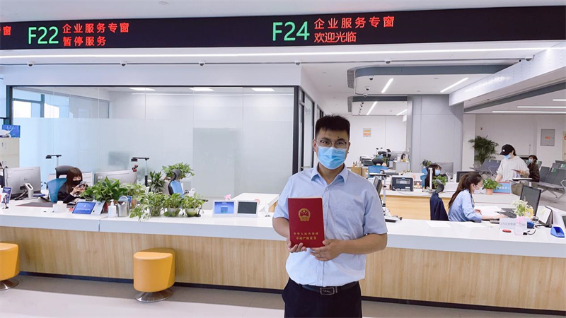 “交地即辦證” 嶗山區(qū)公共衛(wèi)生中心和虛擬現(xiàn)實產業(yè)園領取土地證