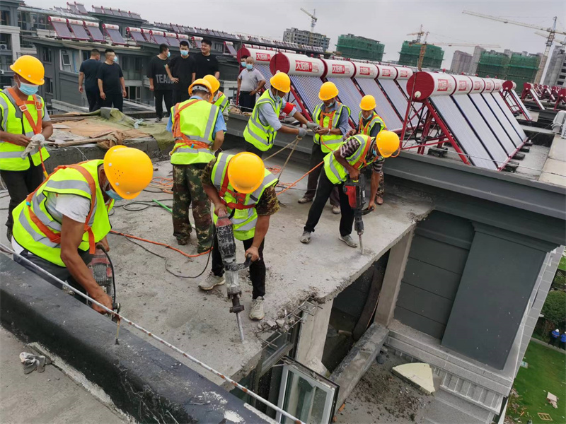 贛榆區(qū)城管局重拳出擊，對(duì)城區(qū)小區(qū)內(nèi)違法建設(shè)進(jìn)行全面拆除