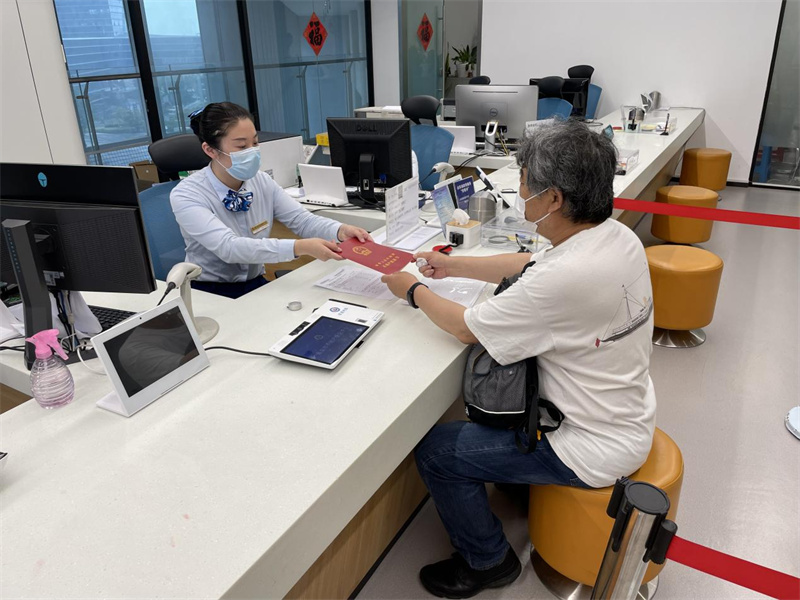 當幸福來敲門！嶗山臥龍山莊第一戶成功領(lǐng)證