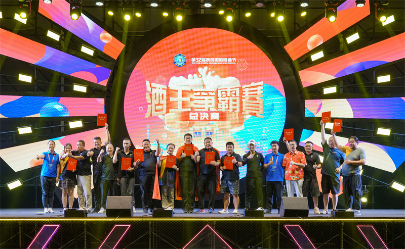 任光超奪下酒王爭(zhēng)霸賽“12連冠”，62歲青島大姨樊麗萍斬獲“女酒王”