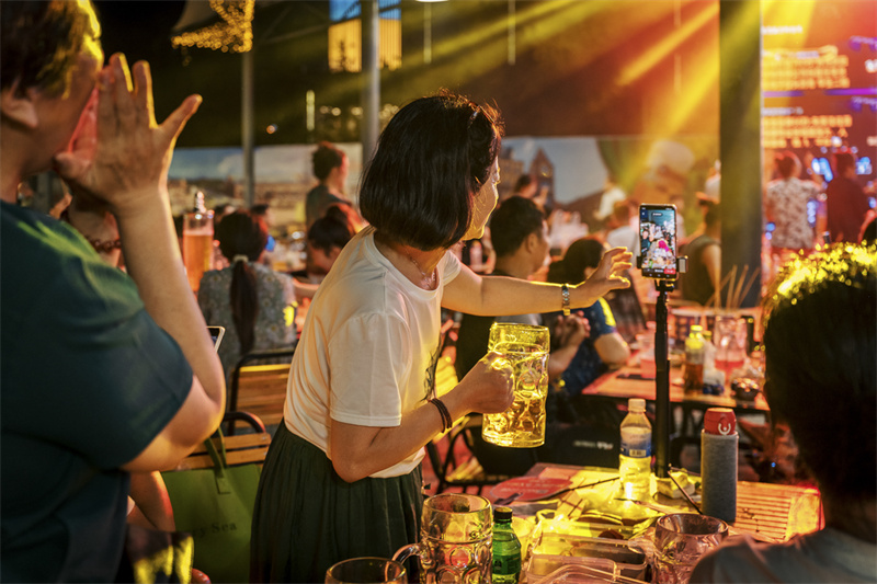 第32屆青島啤酒節(jié)嶗山啤酒城拍攝花絮之一 哈起來(lái)