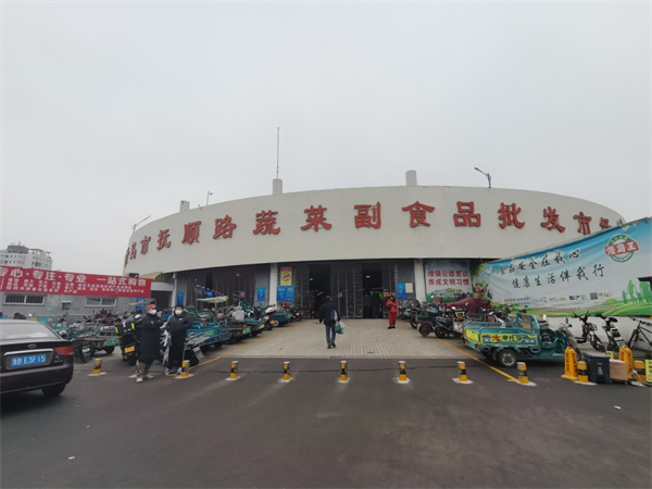 “食安市北”青島市北區(qū)市場(chǎng)監(jiān)督管理局走進(jìn)撫順路市場(chǎng)開展春節(jié)前食品安全專項(xiàng)檢查