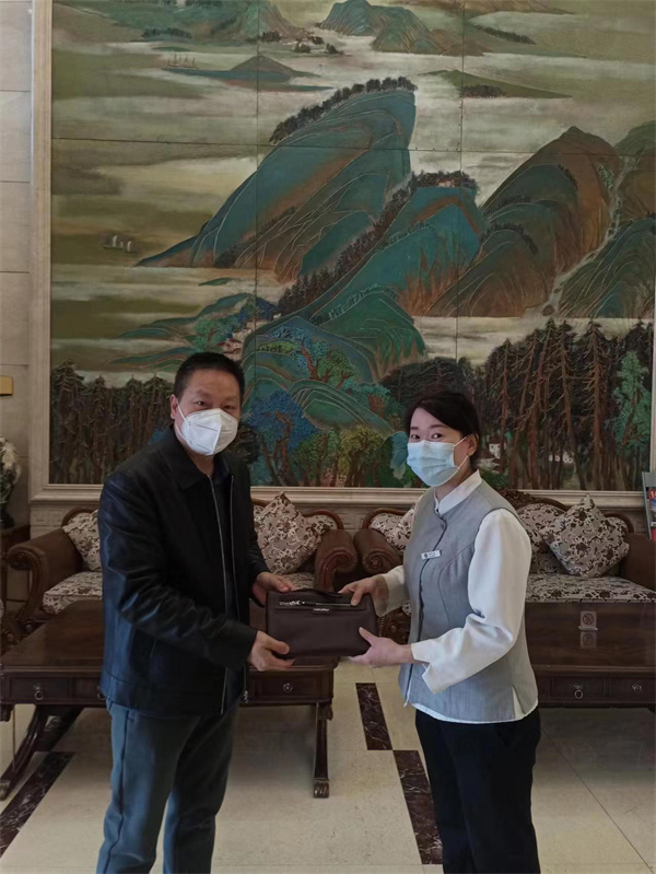 現(xiàn)金面前不動(dòng)心 青島海林山莊服務(wù)員揀包完璧歸趙受贊譽(yù)