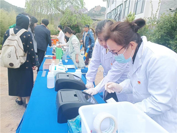 青島市農(nóng)產(chǎn)品質(zhì)量安全中心農(nóng)產(chǎn)品公益檢測車開進(jìn)茶園和節(jié)會現(xiàn)場