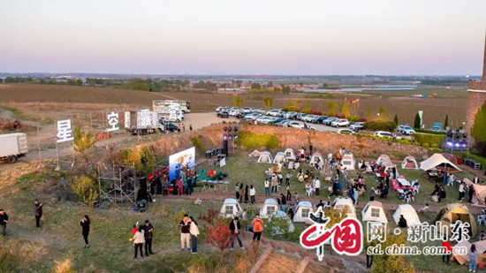 五一假期期間，重點(diǎn)景區(qū)游客如織，各大商圈人頭攢動(dòng)，商場(chǎng)超市顧客盈門……萊西處處涌動(dòng)旅游熱情，城市“煙火氣”加速升騰，一派欣欣向榮的景象撲面而來。  　　青島萊西市持續(xù)開展各類活