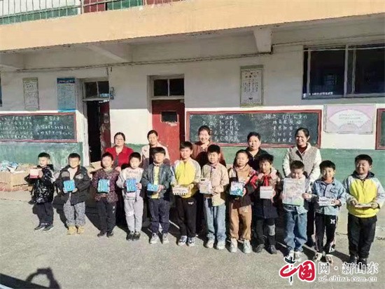 淳美之聲及麥克美高創(chuàng)始人淳于金章先生向偏遠(yuǎn)山區(qū)孩子捐贈(zèng)8萬(wàn)多元文具