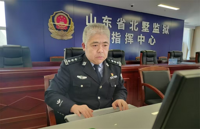 青島故事丨“你不醒，我不敢老！你在，家就在！”青島民警王海亮19年守護“植物人”妻子，讓人看到愛的模樣