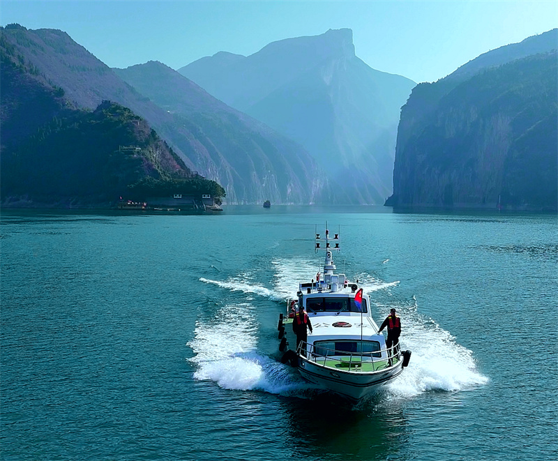 十年堅(jiān)守護(hù)江安瀾 一江碧水映照初心 ——長江航運(yùn)公安局踐行“共抓大保護(hù)，不搞大開發(fā)”重要指示精神十周年工作回顧